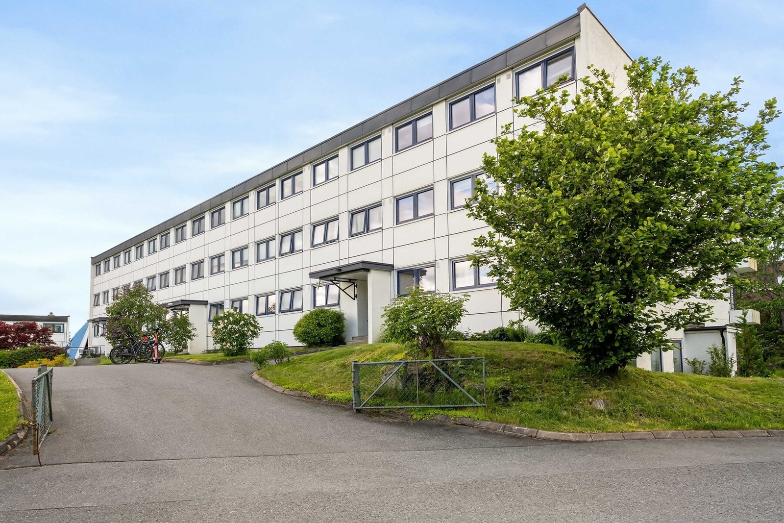 Adkomst gjøres via felles trappegang med callinganlegg. Galleribilde