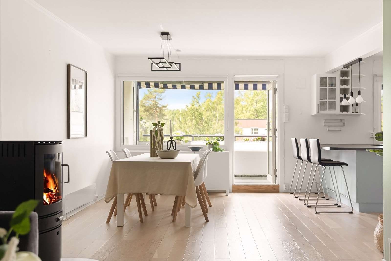 Velkommen til Eiksveien 90 B, presentert av Elise Riise Johnsen, tlf. 90 11 08 66 - Fotograf: Juliane Jensen v/Studio Juliane. Galleribilde