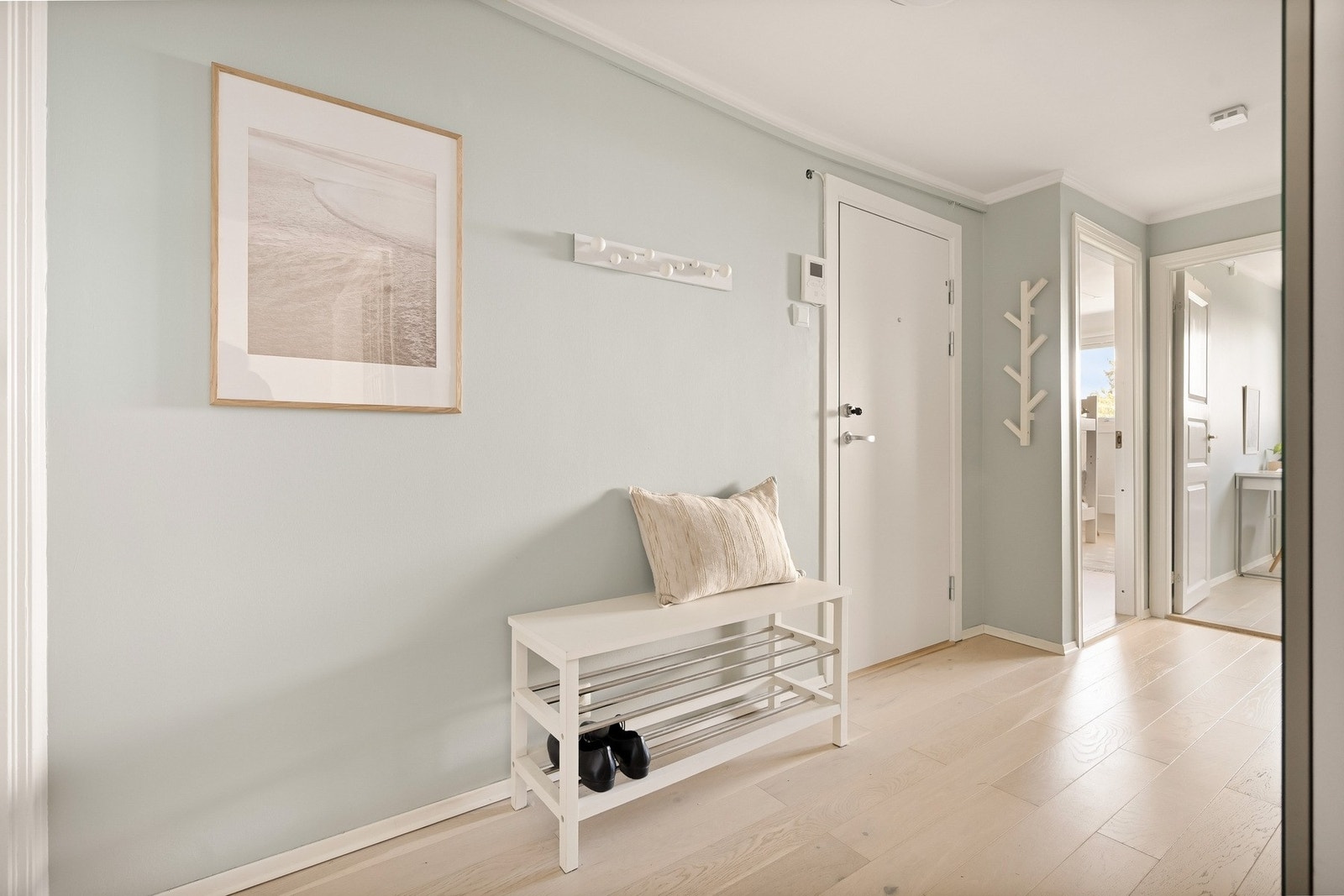 Velkommen inn! Det første som møter deg er en lys og romslig entré som gir et godt førsteinntrykk av boligen. Galleribilde