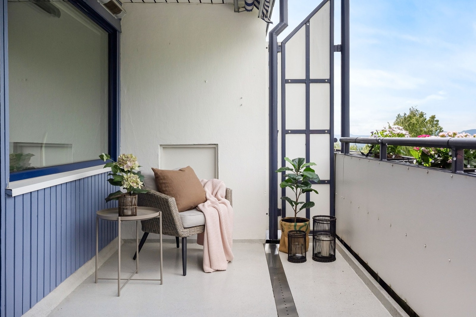 Her har du god plass til en sittegruppe, grill og dekorativ beplantning. Galleribilde