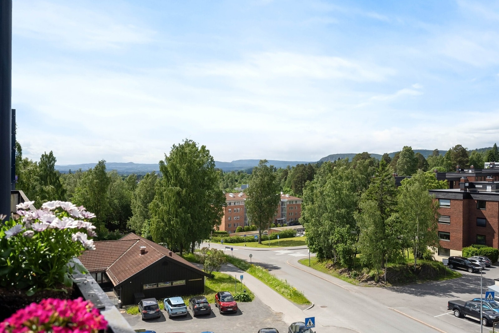 Balkongen byr på flott gløtt mot fjorden, utsikt over grøntområder og gode solforhold med sol fra ca. kl. 13:00 og utover kvelden på sommerstid. Galleribilde