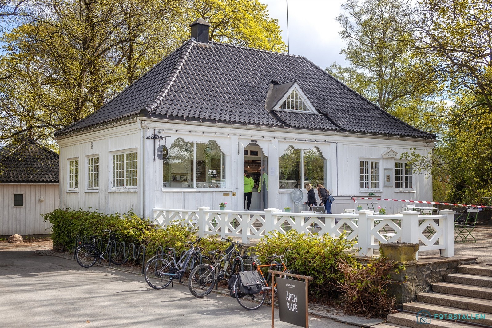 Start dagen med en rolig spasertur gjennom parkens vakre alléstrøk før byen våkner. Her sees Anne på landet - en idyllisk kafé i Frognerparken som serverer nydelig mat og smakfulle bakverk i hyggelige omgivelser. Galleribilde