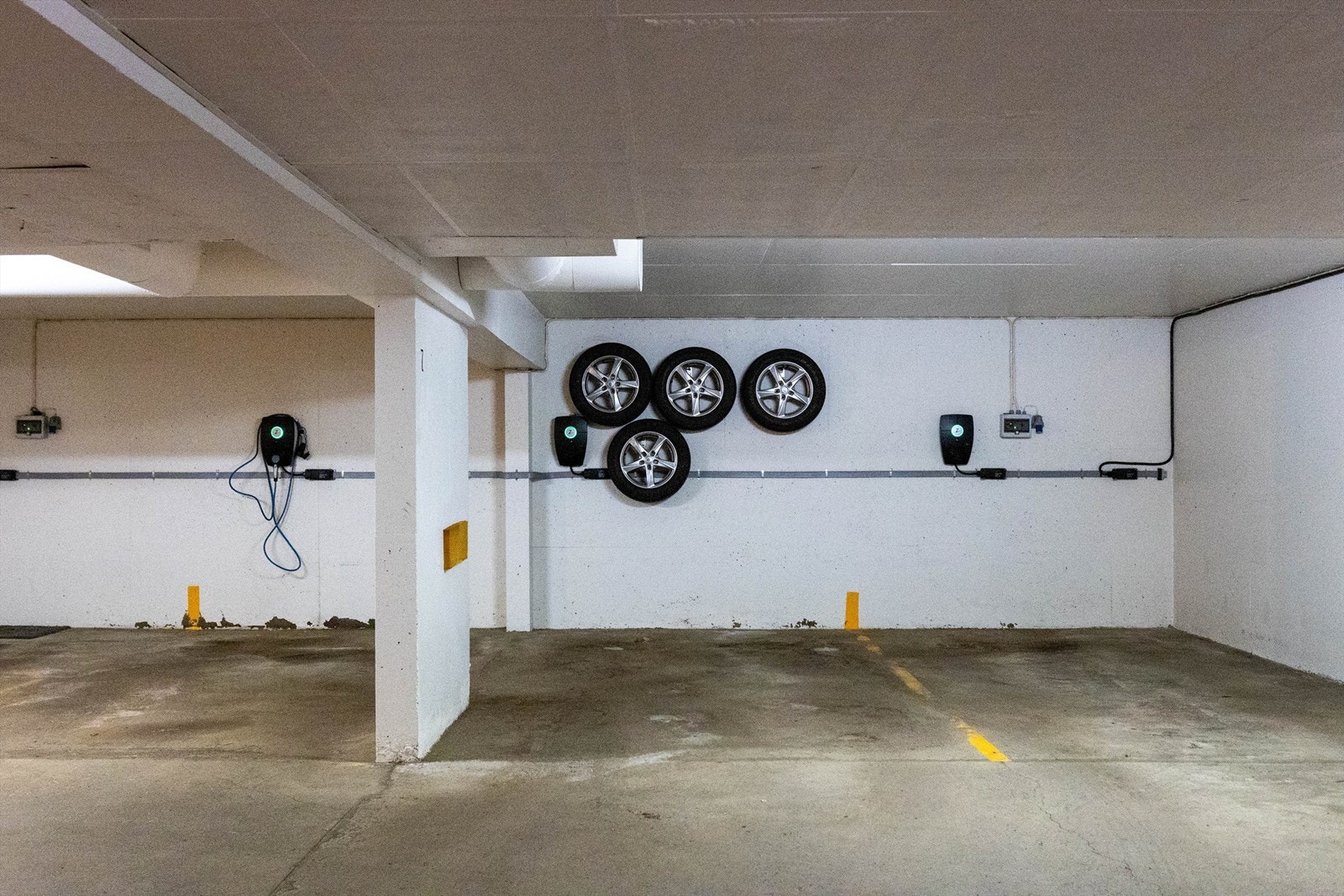 Leiligheten disponerer egen garasjeplass med installert elbillader. Galleribilde