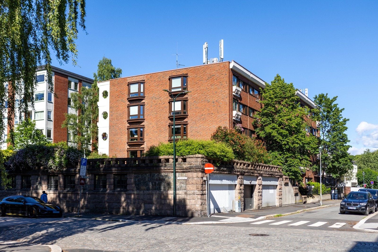 Tidemands gate er en av Frogners klassiske adresser, preget av vakre bygårder, grønne forhager og rolige gateløp. Galleribilde