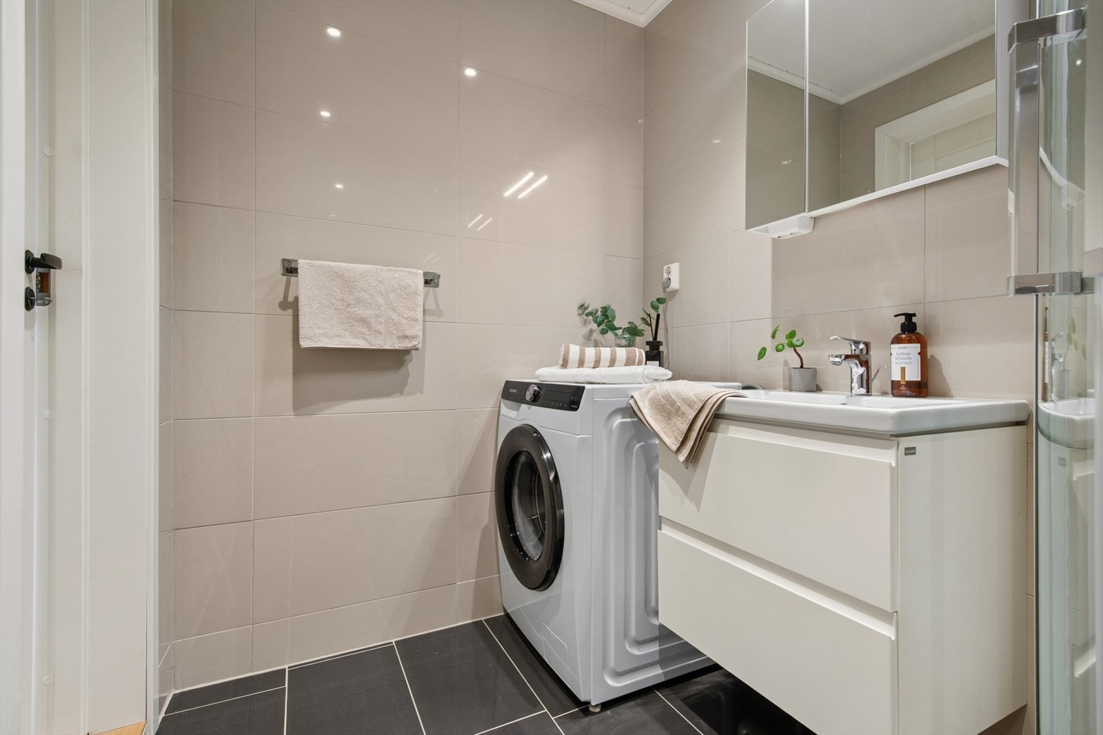 Badet ble oppgradert i 2019 med fliser på gulv og vegger, samt opplegg for vaskemaskin. Galleribilde