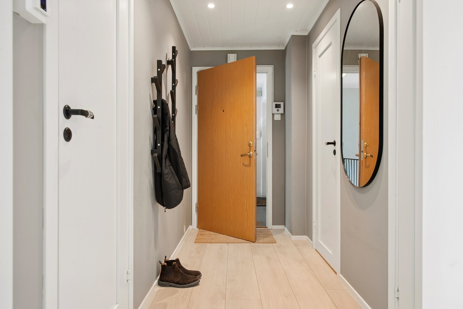 Innbydende entré med plass til yttertøy. Leiligheten disponerer også en bod i kjelleren. Galleribilde