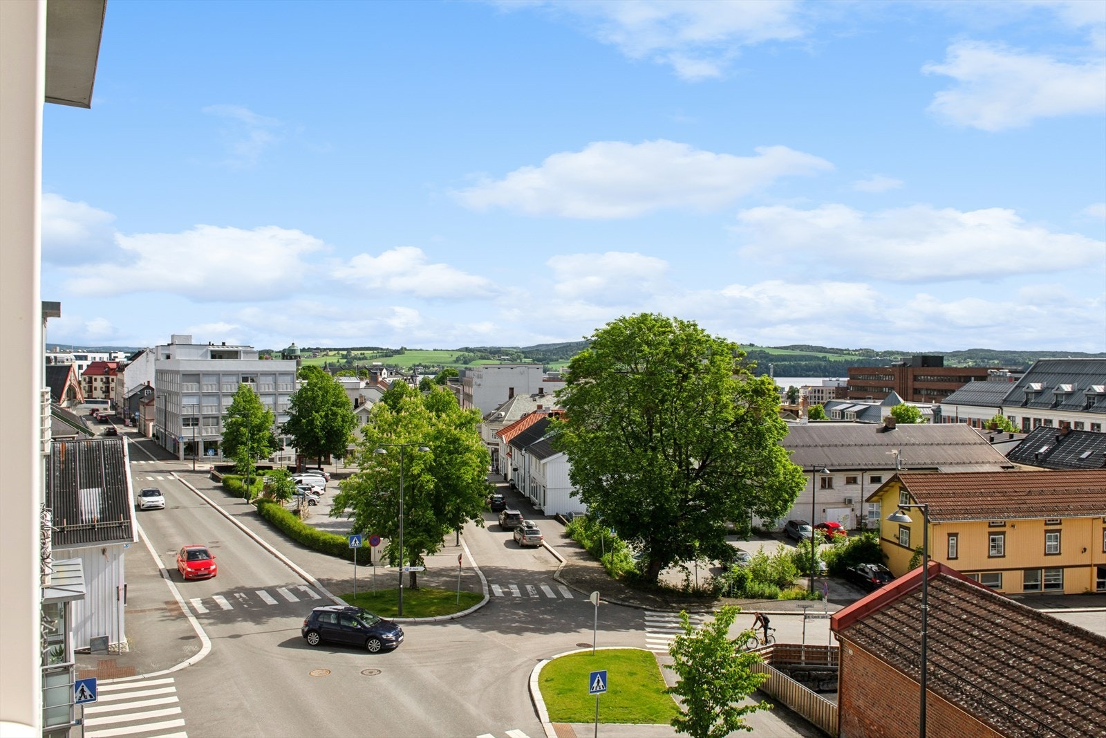 Busstoppet i gaten er kun ett minutt unna, og det er gangavstand til Gjøvik skysstasjon. Galleribilde