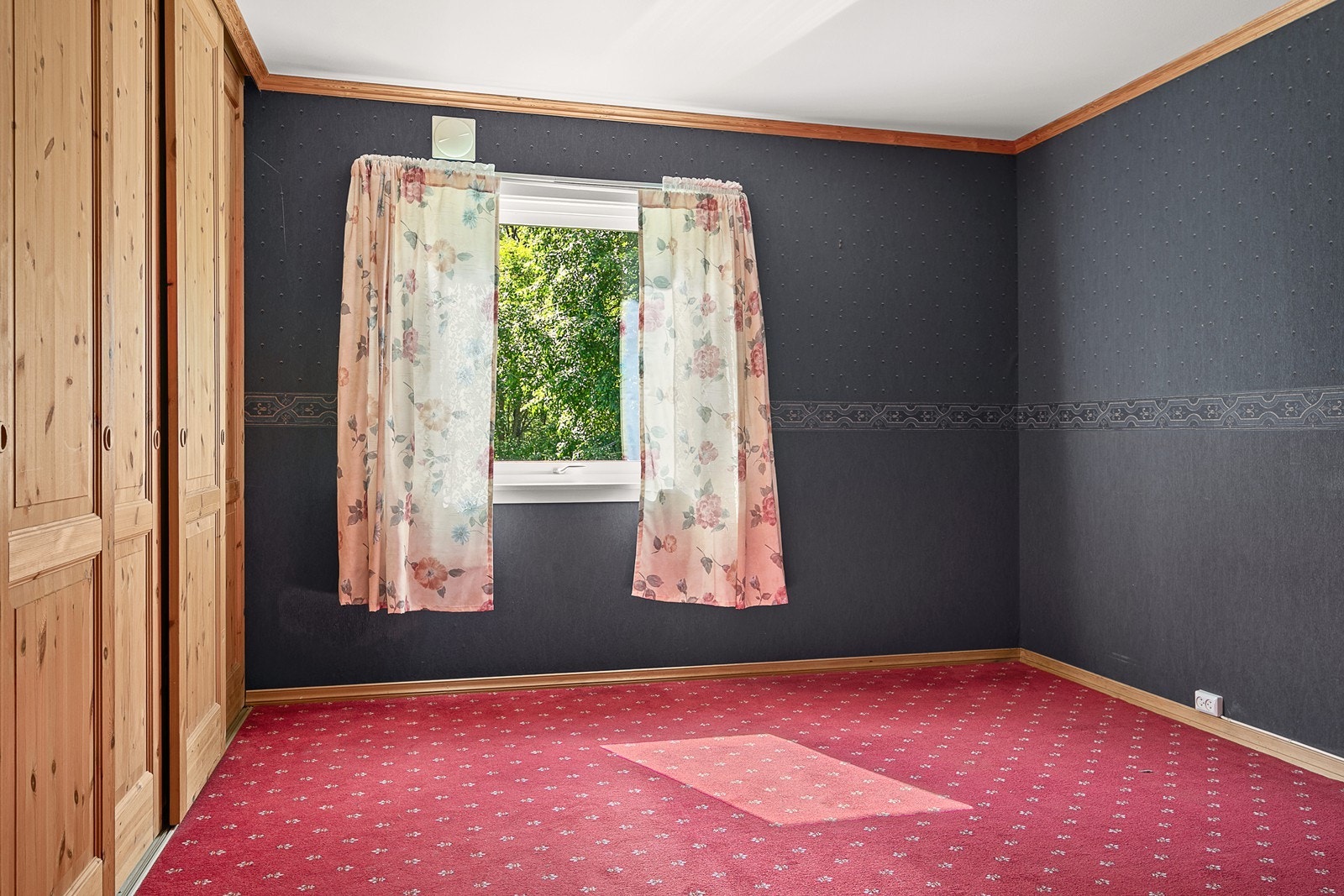 Soverom med skyvedørsgarderobe Galleribilde
