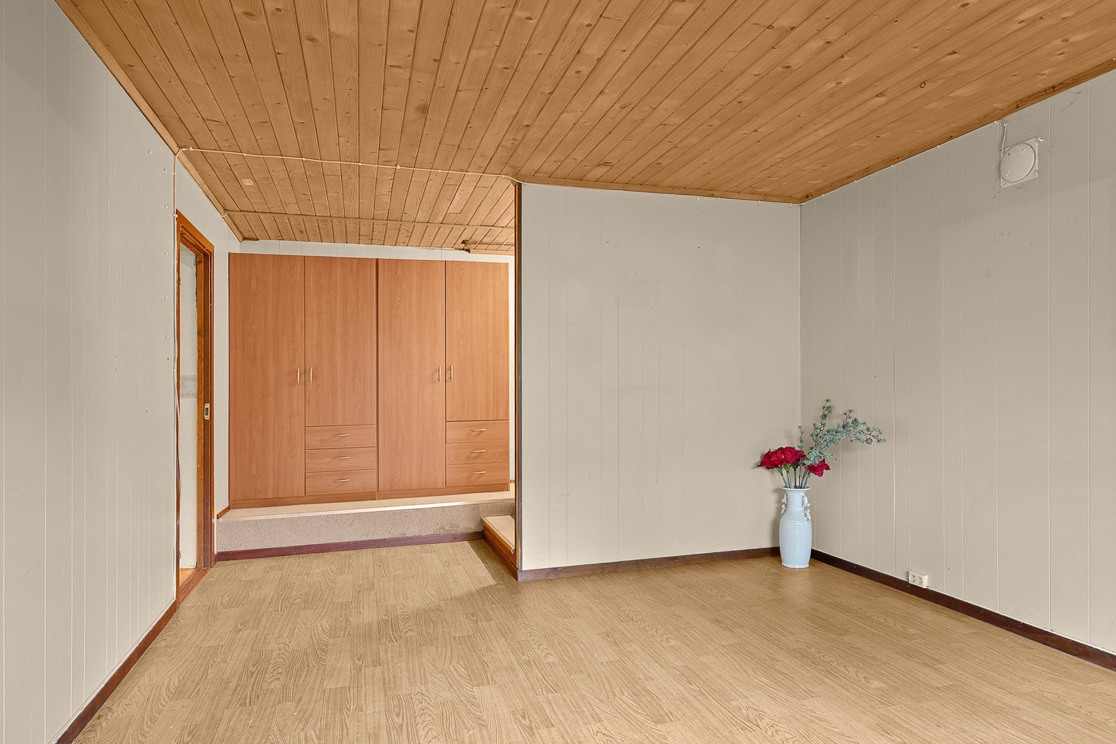 Det er ikke mottatt tegninger på boligen fra kommunen, megler har derfor ikke kunnet vurdere lovligheten av eiendommens bygningsdeler/bruk. Galleribilde