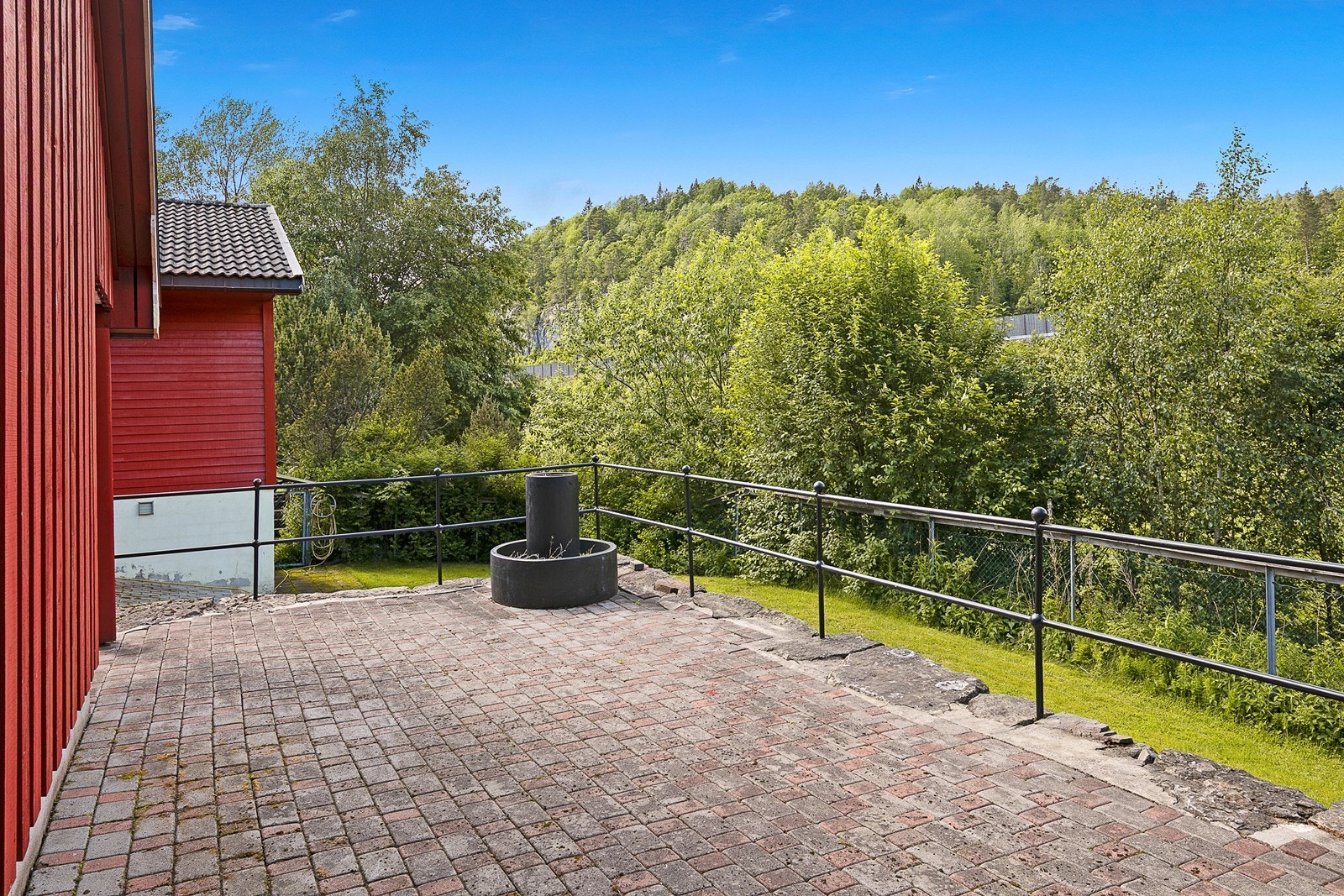 Del av tomt bak garasje ved inngangsparti Galleribilde