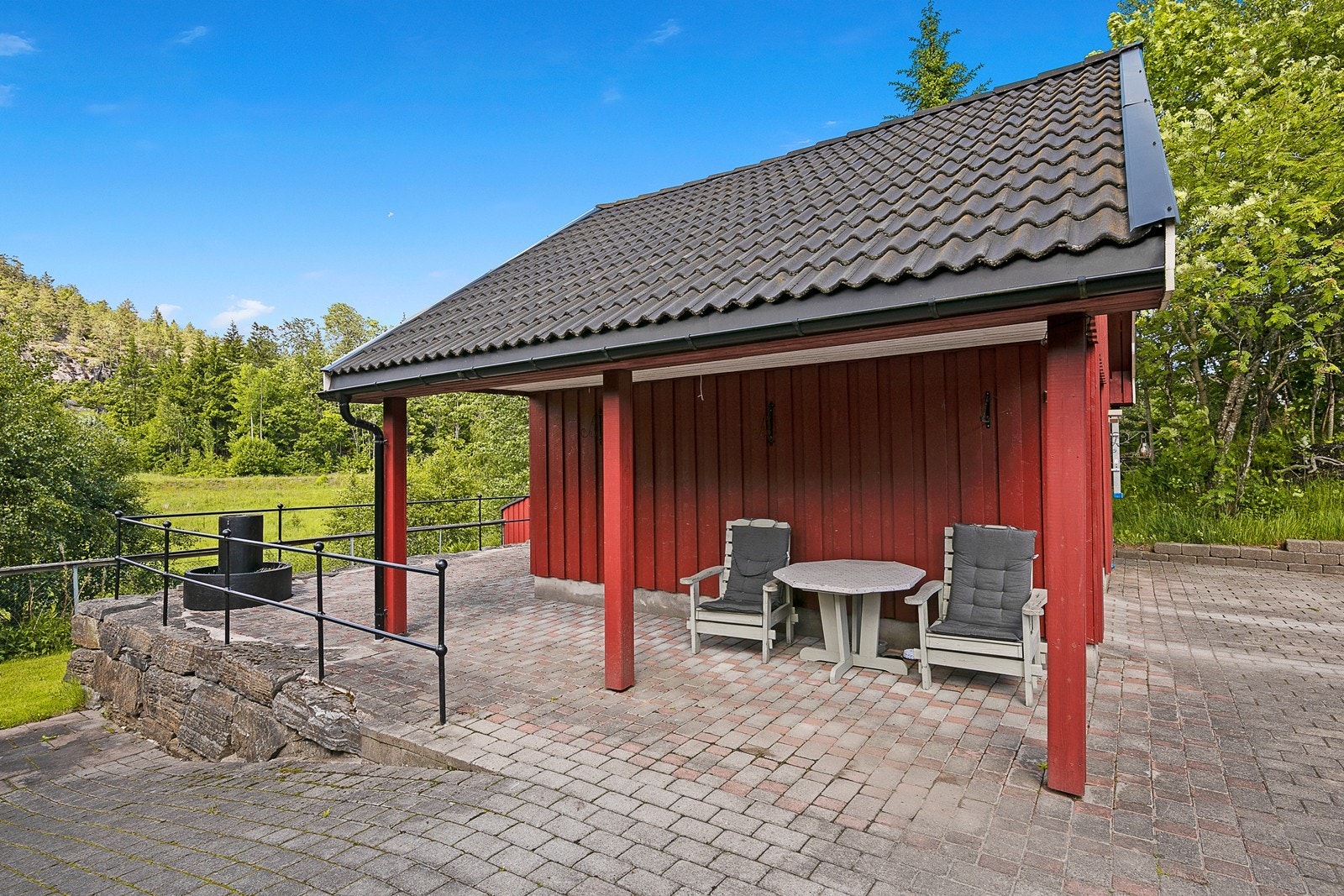 Tomten er gjennomført og pent opparbeidet, med belegningsstein og flere uteplasser. Galleribilde