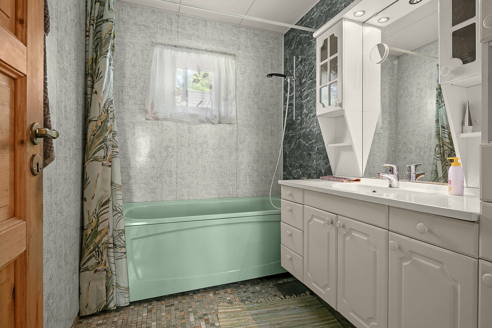 Badet har eldre standard med behov for fornyelse Galleribilde