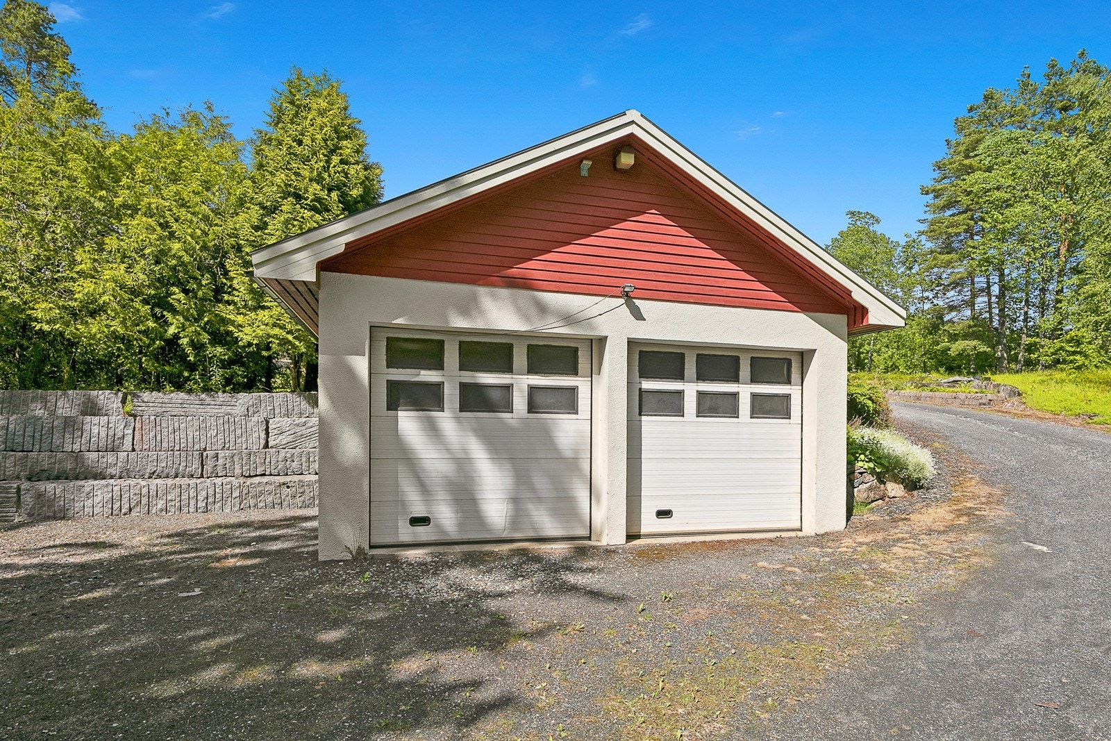 Stor dobbel garasje med elektriske porter og takhøyde på 3,2m. Galleribilde