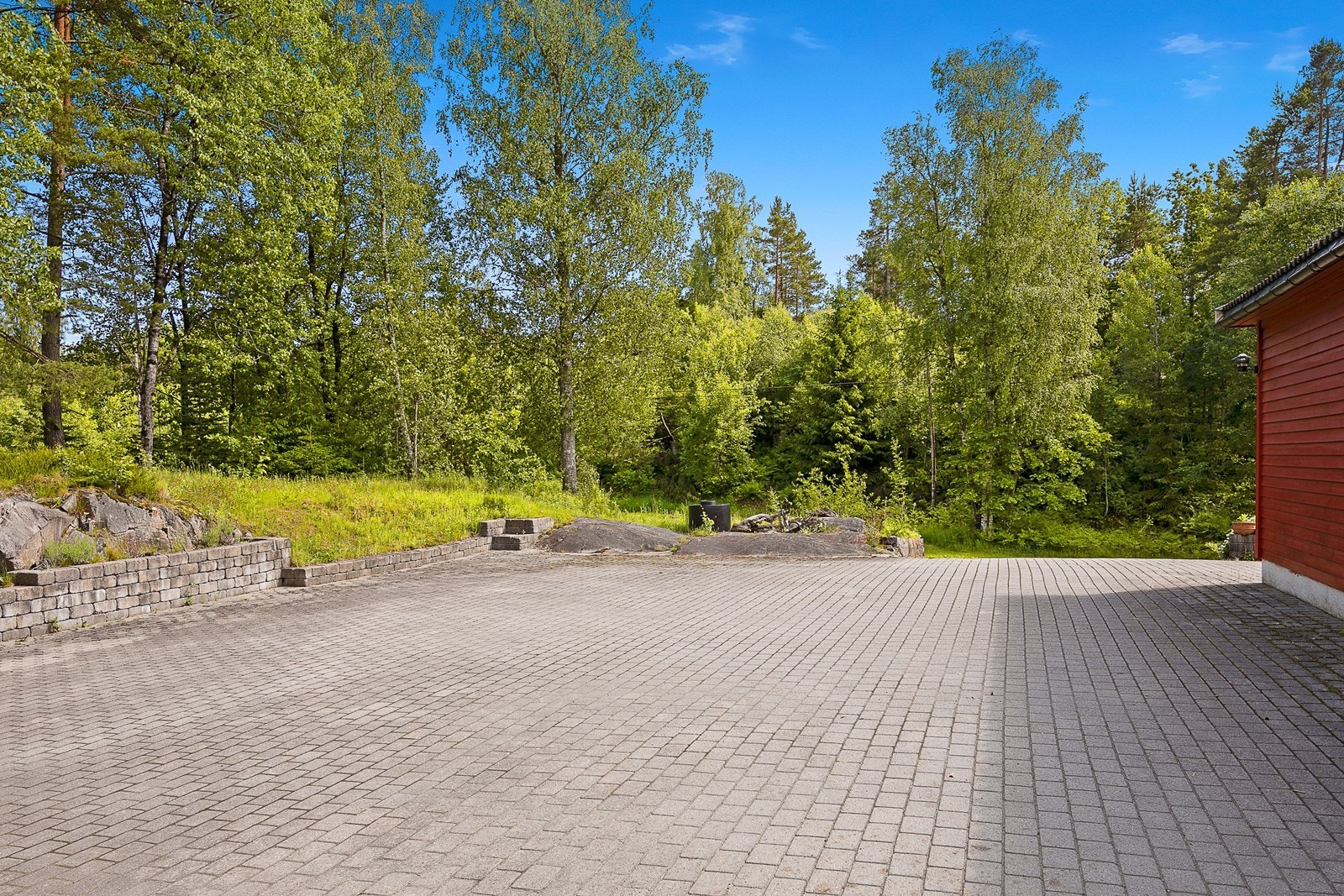 Gårdsplass med belegningsstein Galleribilde