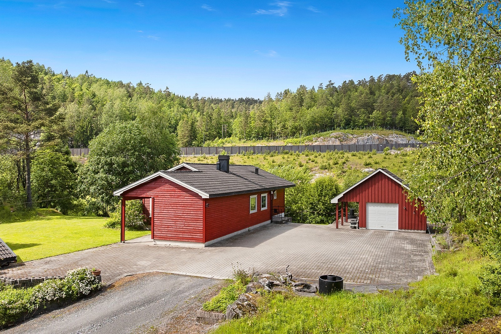 Planløsning over to etasjer hvor u.etg. har egen utv. adkomst med mulighet for å tilbakeføre inv. adkomst med trapp. Galleribilde