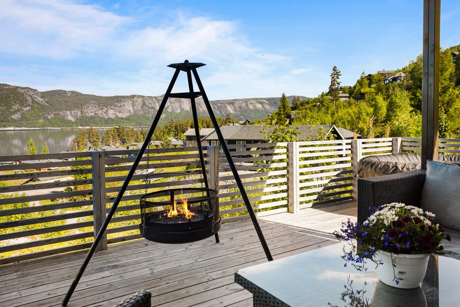 Det er gangavstand ned til vannet hvor man har mange flotte strender og bademuligheter langs hele innsjøen. Galleribilde
