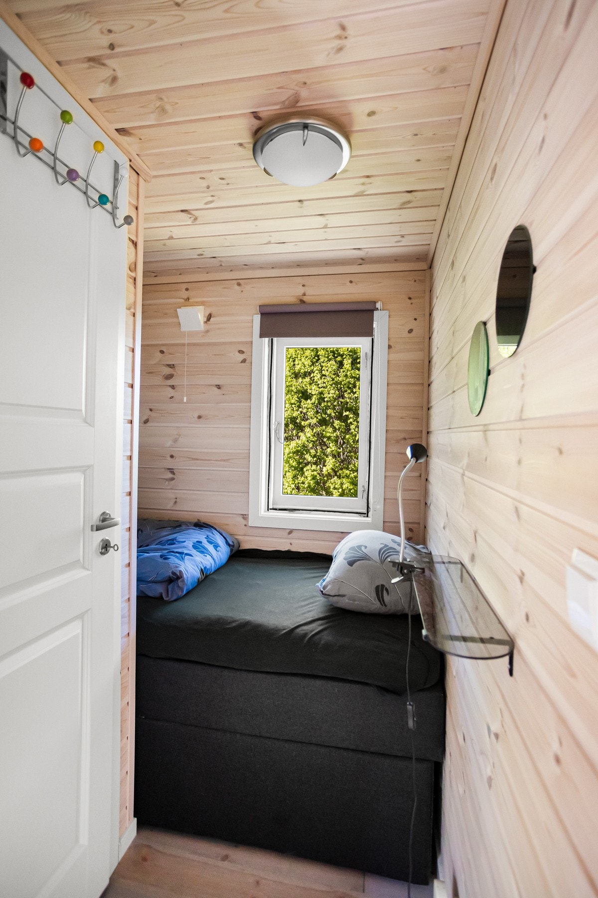 Ene rommet er innredet med seng. Galleribilde