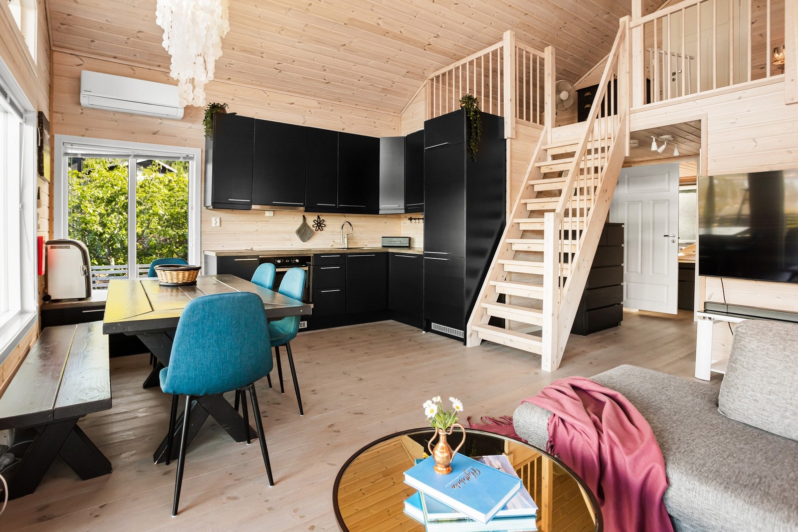 Epoc kjøkken som er utstyrt med en praktisk innredning med glatte fronter og en slitesterk benkeplate i laminat. Galleribilde