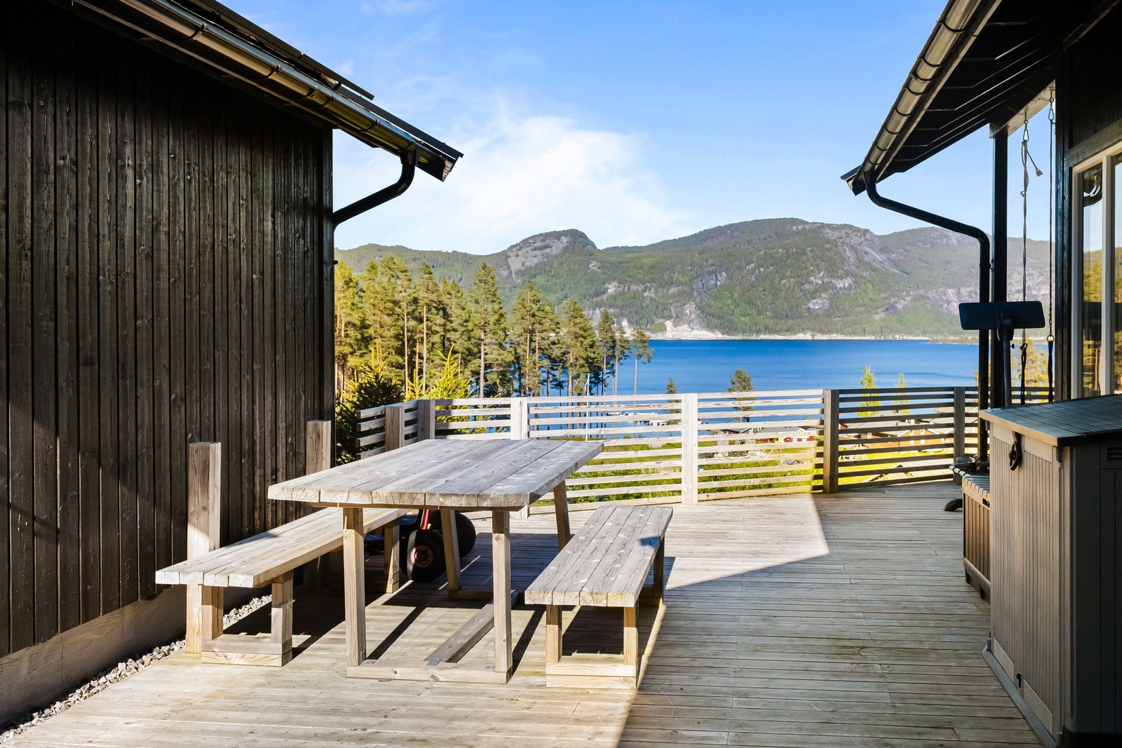 Hytta inneholder stue og kjøkken i åpen løsning, bad, to soverom i hovedetasjen, hemsstue med ekstra soveplass, samt et praktisk anneks Galleribilde