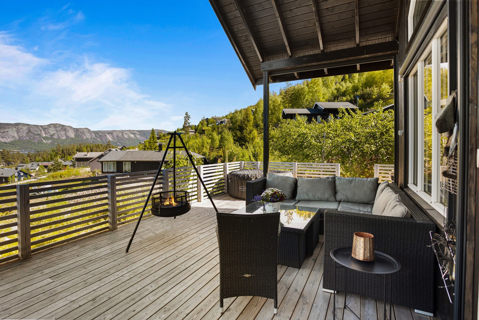 Den romslige verandaen blir en naturlig samlingsplass hvor man kan nyte roen, den flotte utsikten og lange sommerdager. Galleribilde