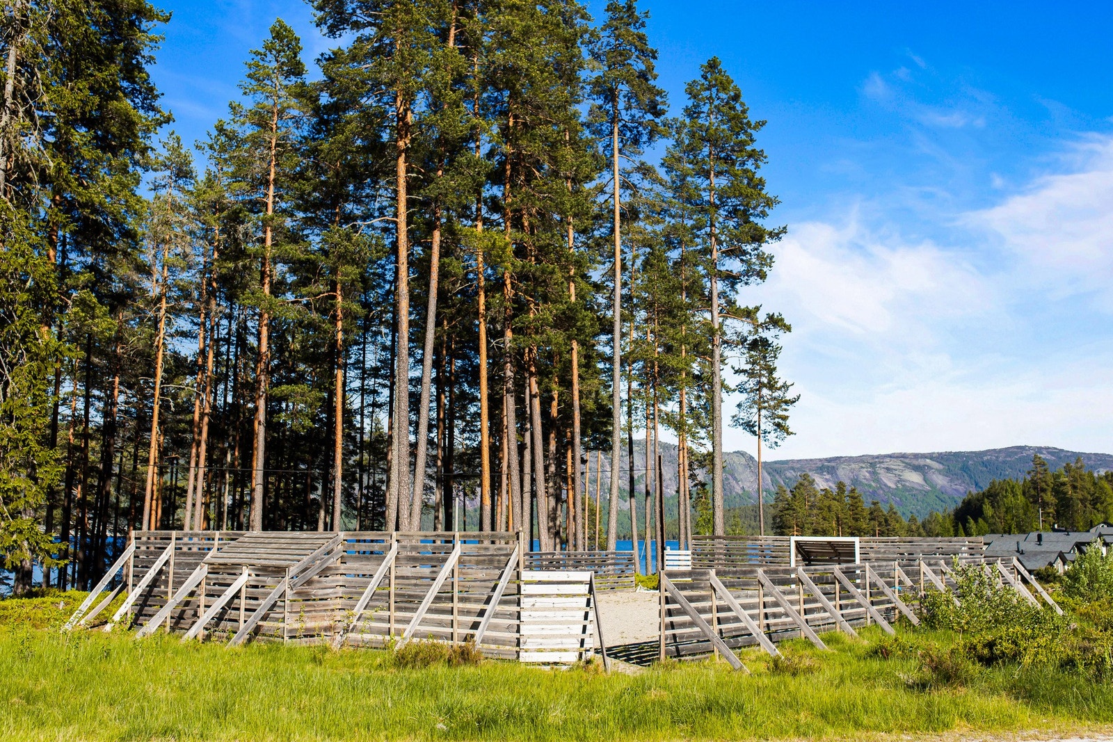 Det er muligheter for å leie vannskutere, motorbåter, kanoer og SUP-brett ved campen. Galleribilde