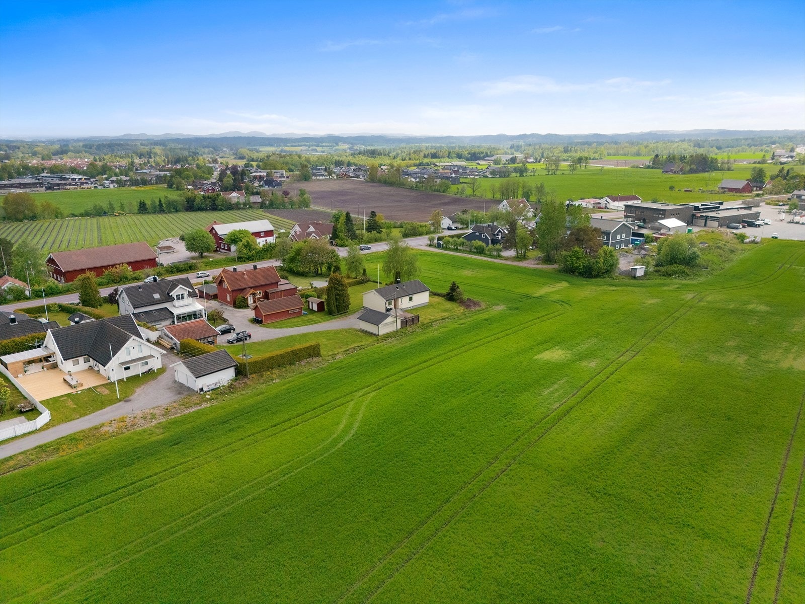 Eiendommen ligger i Grubbestad/Krokemoa vestre, et etablert og barnevennlig boligområde. Galleribilde