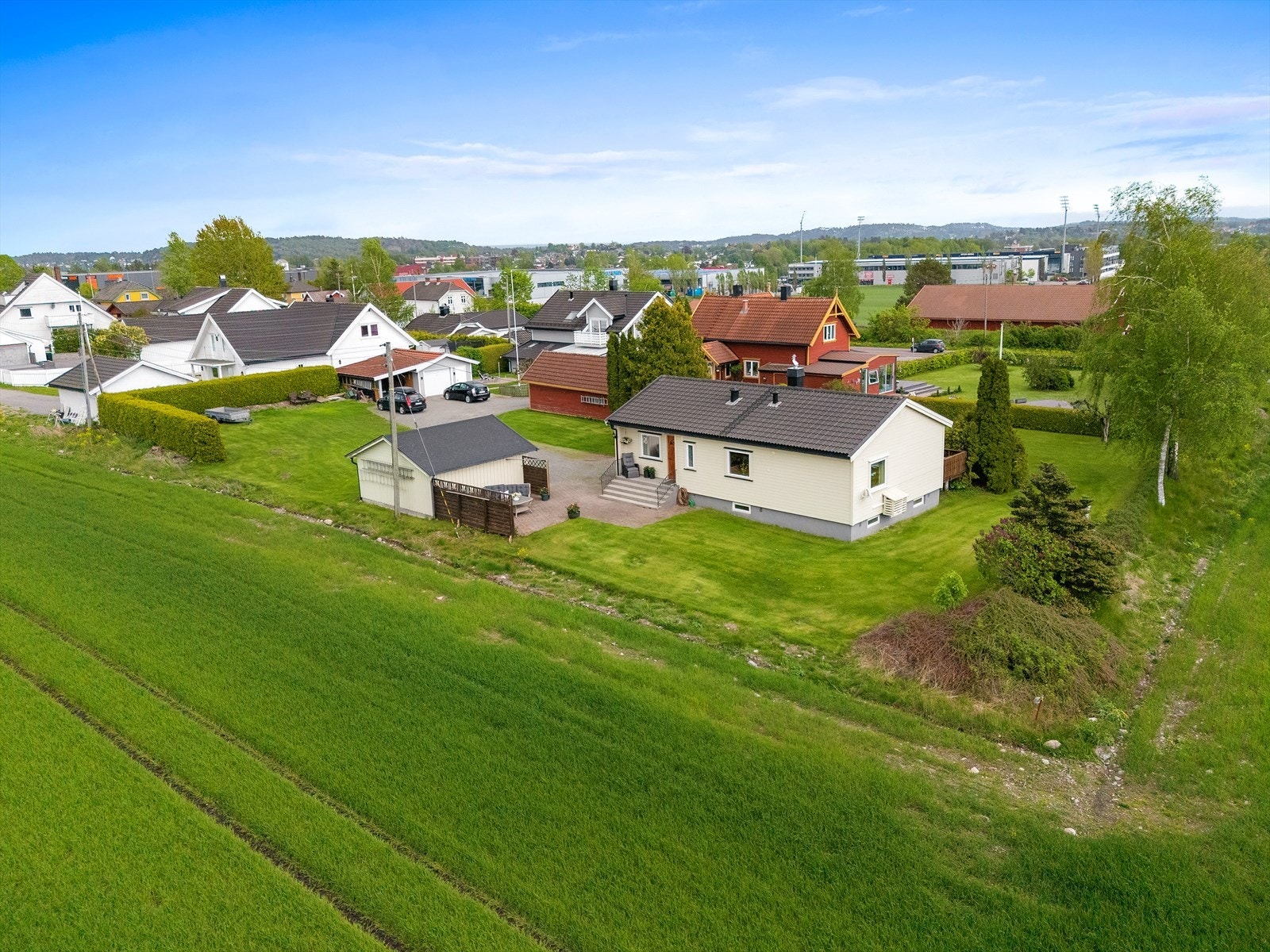 Eiendommen ligger i et område med nærhet til både servicetilbud og landlige omgivelser. Galleribilde