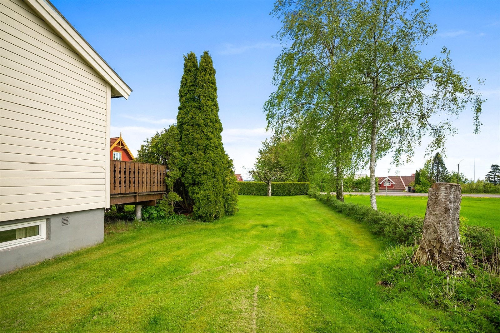 Hagen er pent opparbeidet med plen og hekk som rammer inn eiendommen. Galleribilde