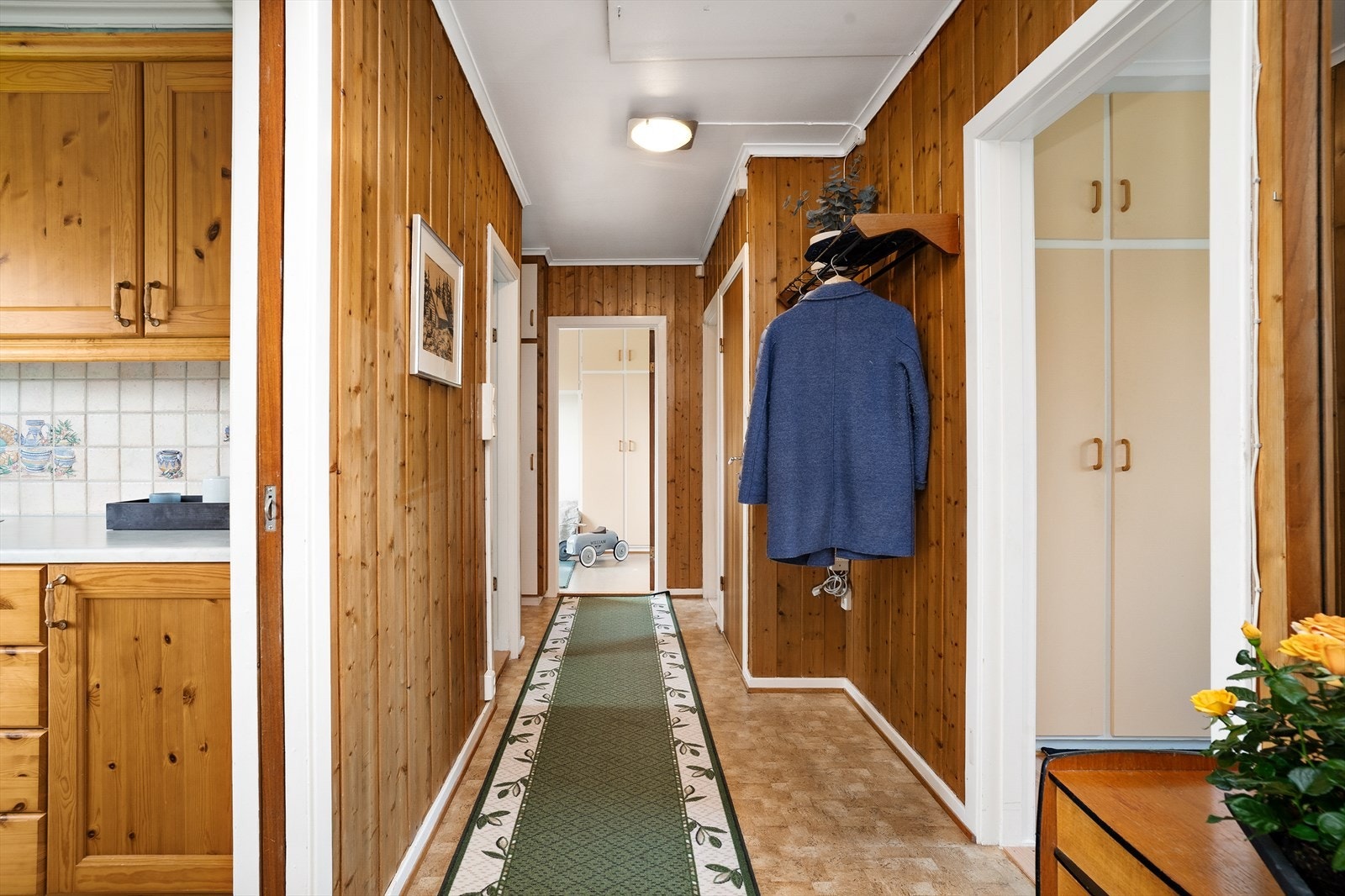 Gangen binder rommene i første etasje sammen. Herfra er det også adkomst til et etterisolert kaldloft via en luke med stige. Galleribilde