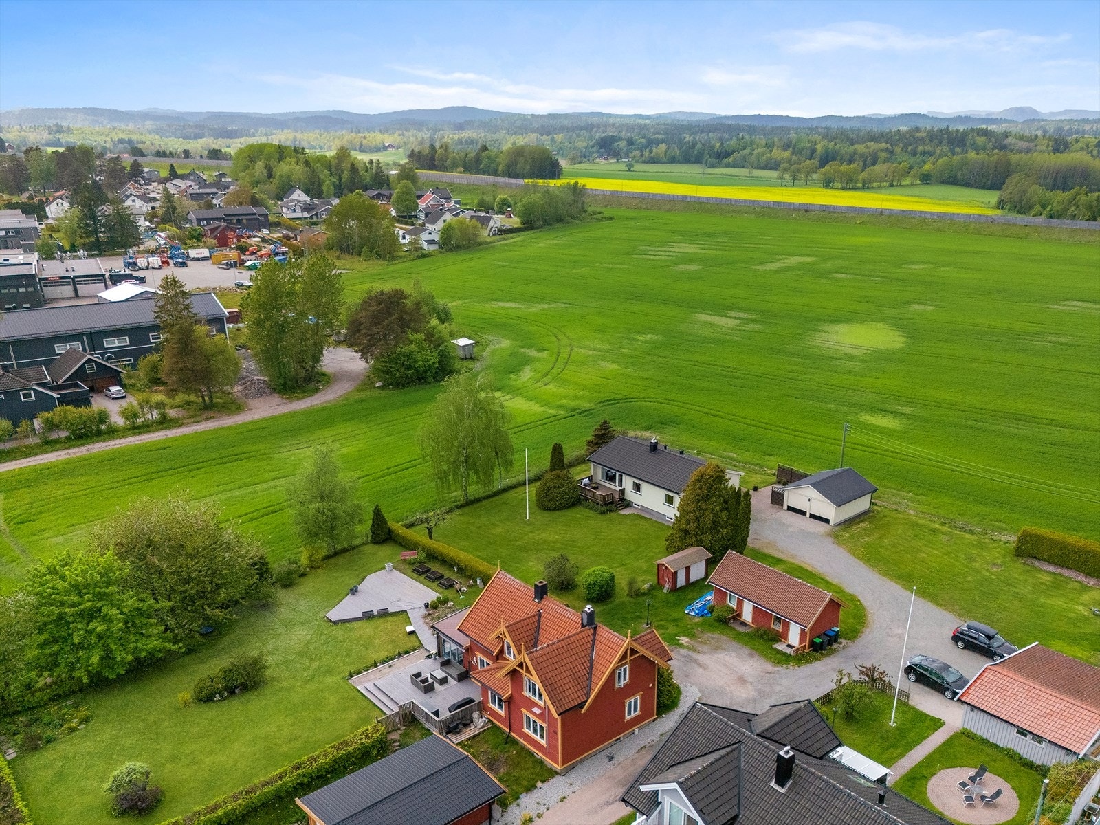 Fra eiendommen er det kort vei til både skoler, barnehager og idrettsanlegg som Haukerød idrettspark. Galleribilde