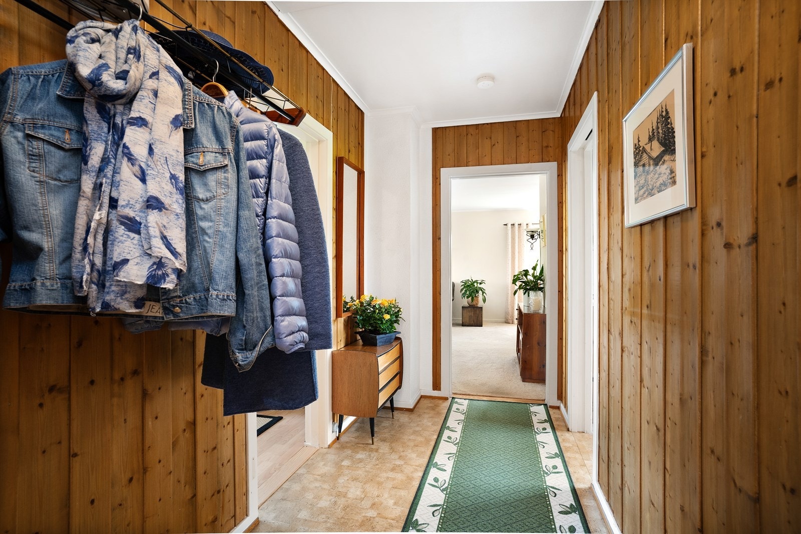 God plass til oppbevaring av yttertøy i tilknytning til inngangspartiet. Galleribilde