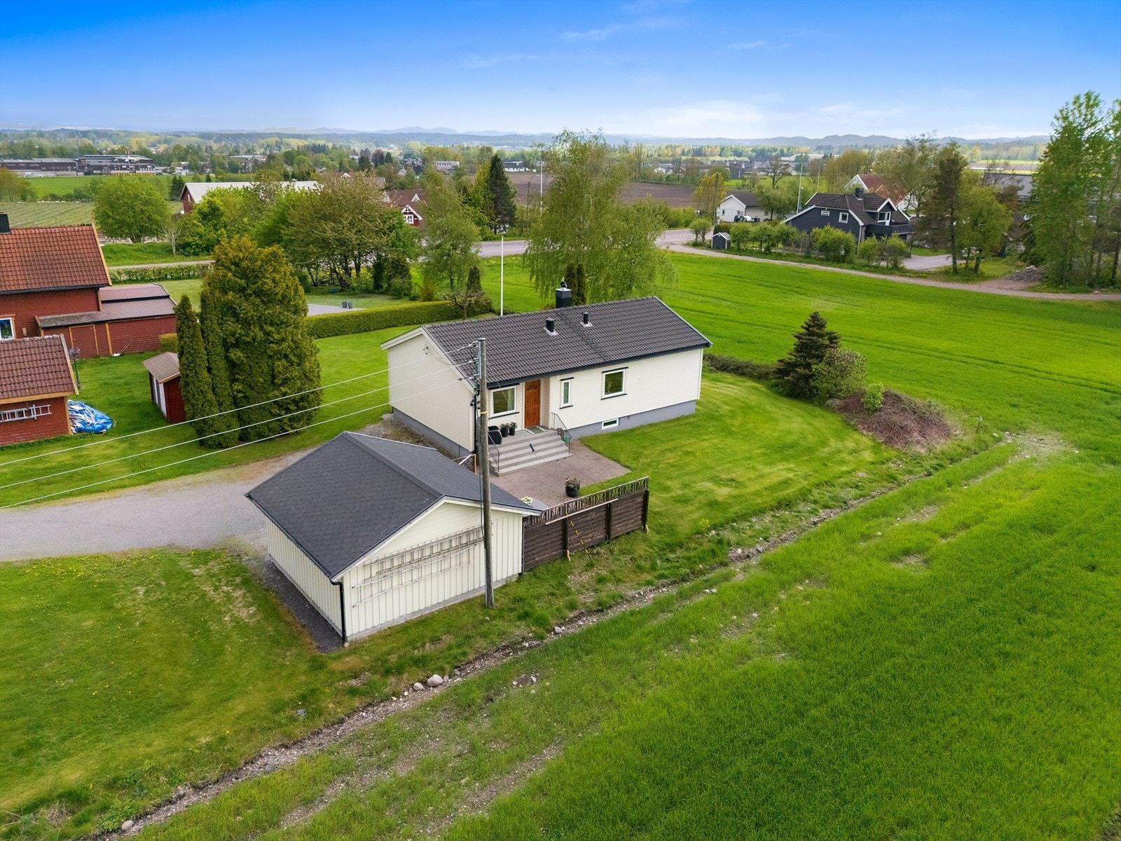 Enebolig med en usjenert beliggenhet på en stor tomt. Eiendommen inkluderer en dobbelgarasje med nytt tak fra 2023. Galleribilde