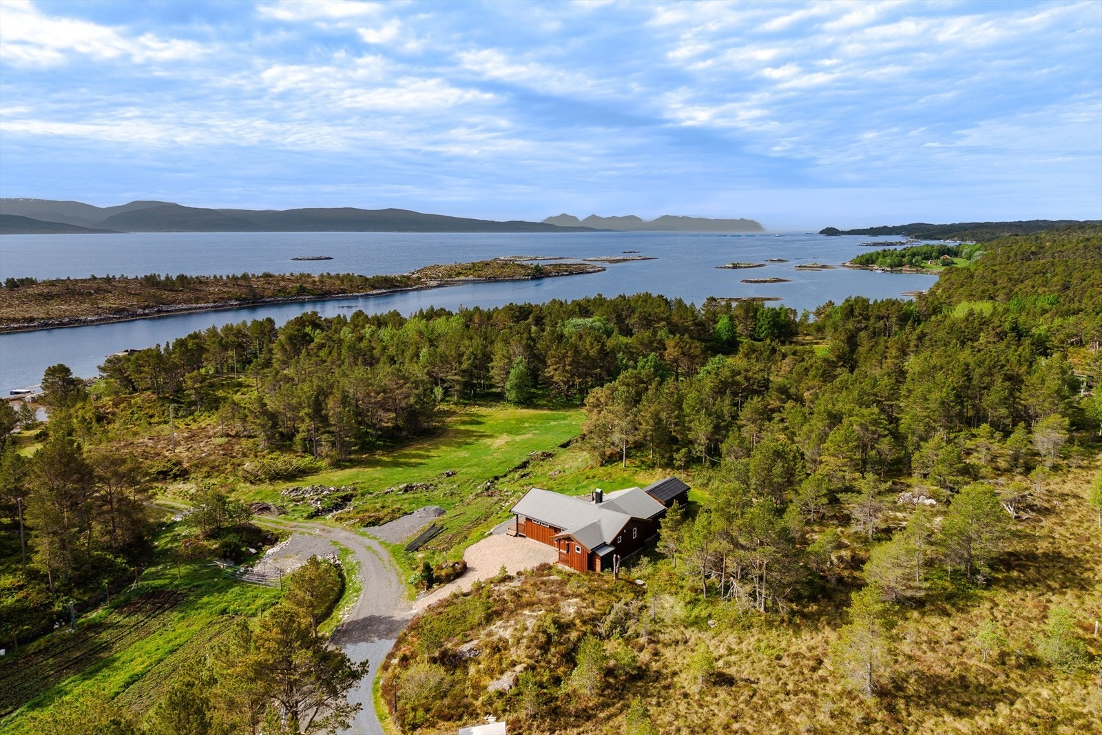 Hytten ligger kun 100m fra sjøen i rolige omgivelser og private omgivelser. Galleribilde