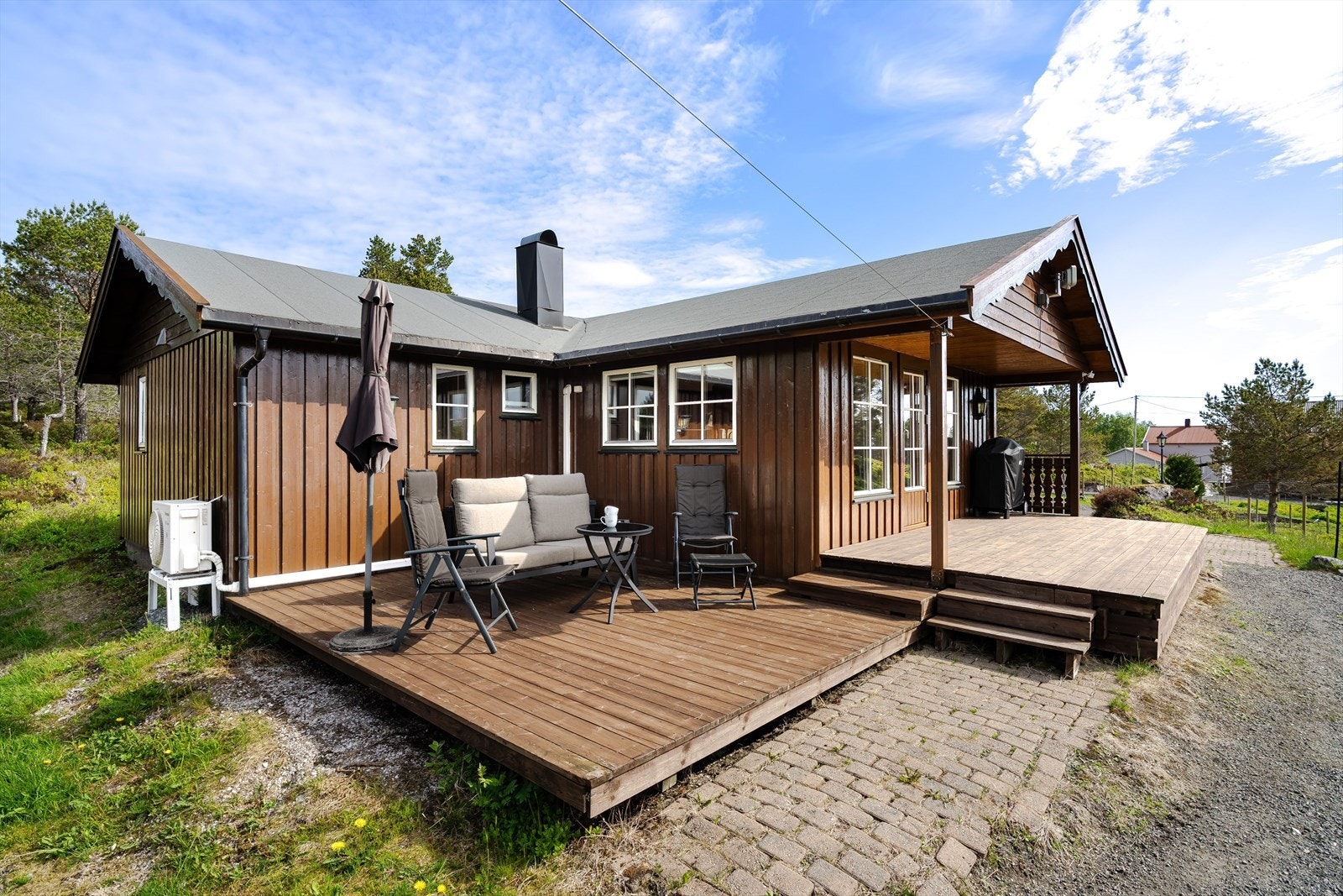 Sørvendt terrasse hvor du kan nyte solen store deler av dagen. Galleribilde