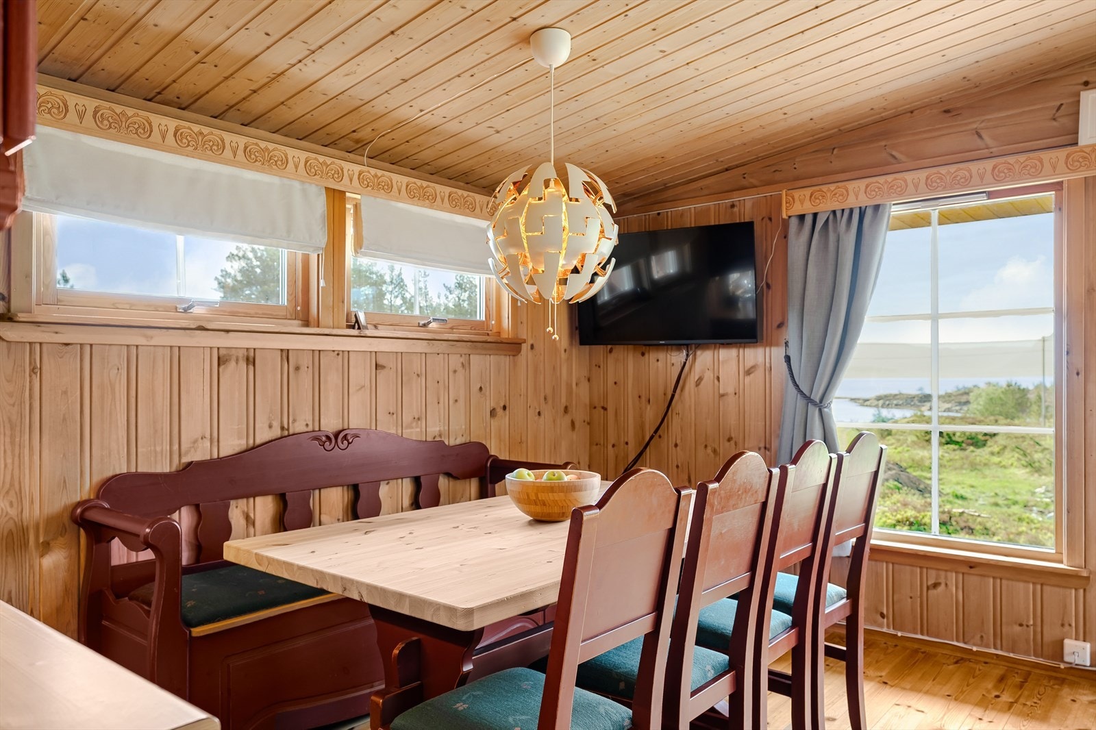 Store vindusflater ved spiseplassen med godt lysinnslipp og utsikt. Galleribilde