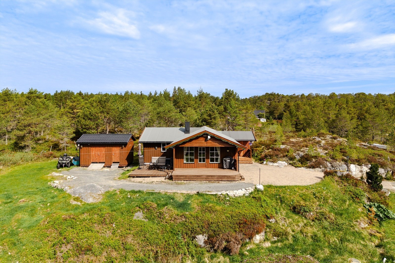 Fasade med uthus/ frittstående bod til venstre. Galleribilde
