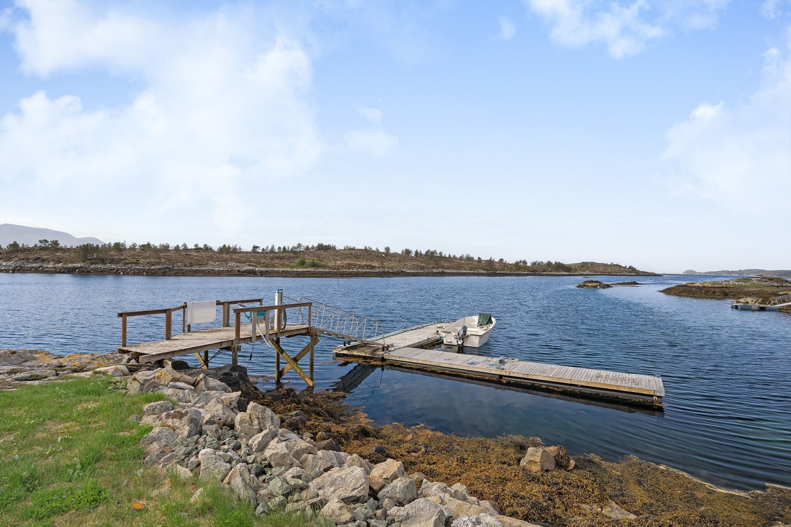Felles flytebrygge med nabo, med plass til fire båter. Galleribilde