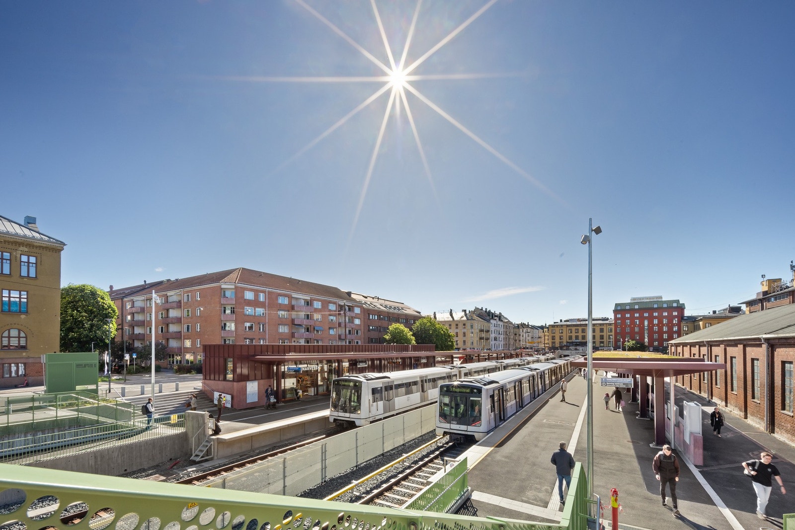 Leiligheten har en meget sentral beliggenhet i nærheten av offentlig kommunikasjon. Her fra Majorstuen t-banestasjon Galleribilde