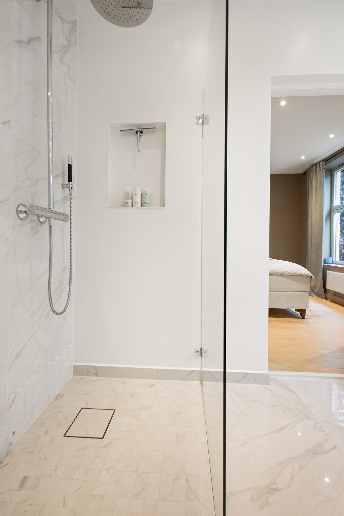 Både dusjnisje og badekar på badet Galleribilde