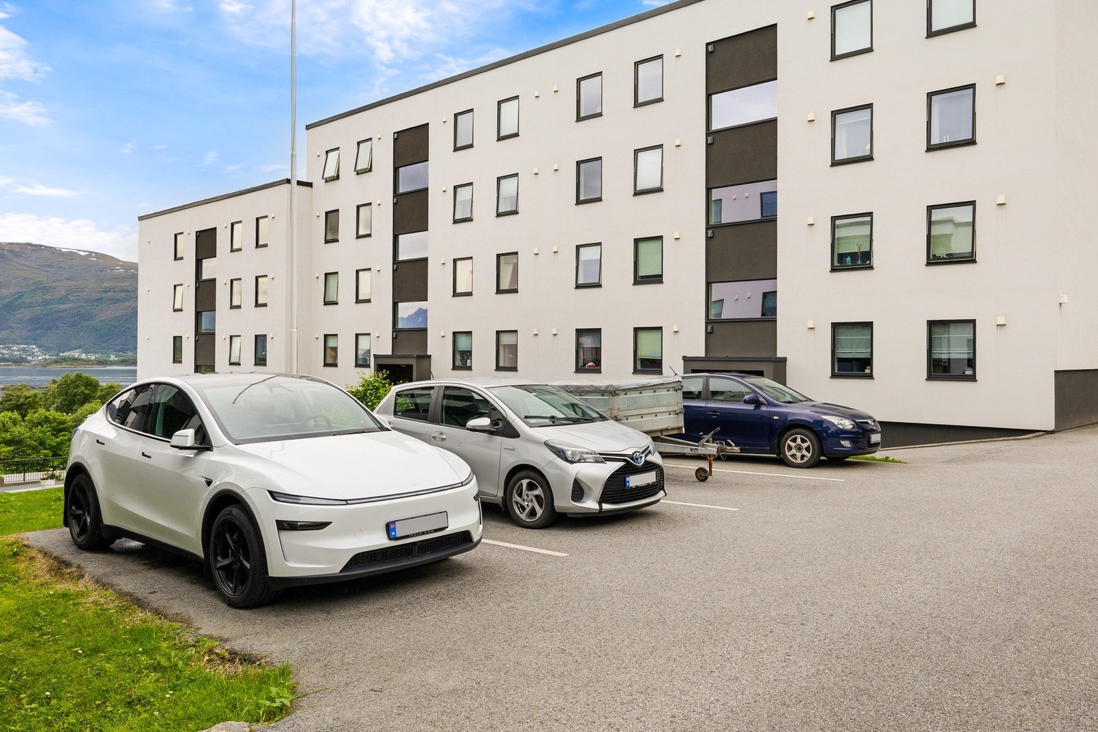 Andelseierne disponerer borettslagets parkeringsplasser på fellesareal. Ingen fast plass. Det er ikke nok parkeringsplasser for alle leilighetene i borettslaget, og parkering blir således i gaten. Galleribilde