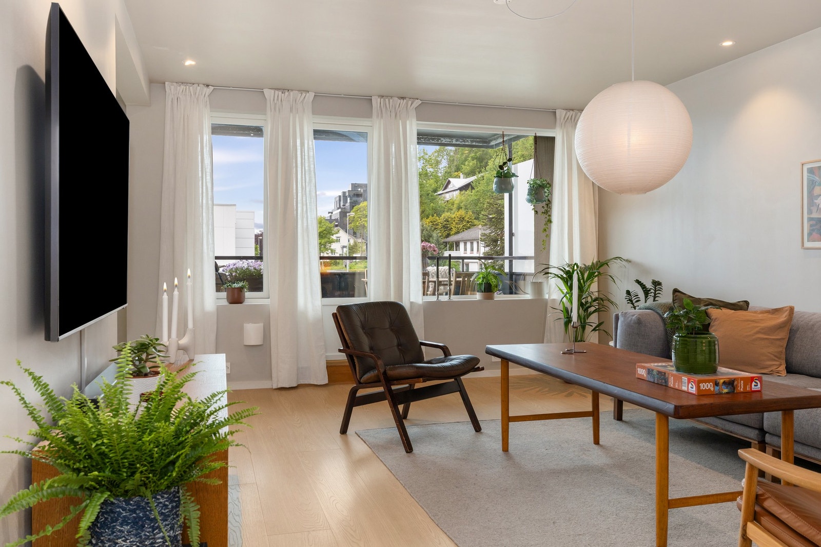 Store vindusflater som bidrar med naturlig lys Galleribilde