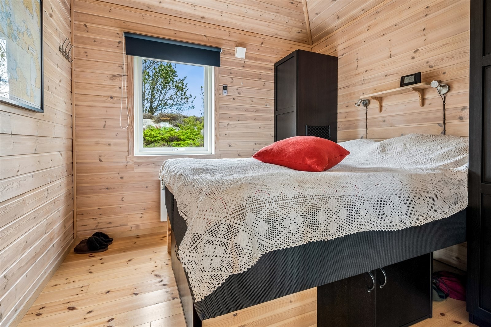 Hyttens hovedsoverom har plass til dobbeltseng og oppbevaringsmøbler. Galleribilde