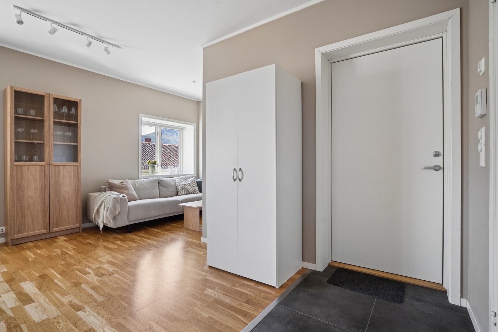 Entré med gulvfliser og plass til garderobeskap. Galleribilde