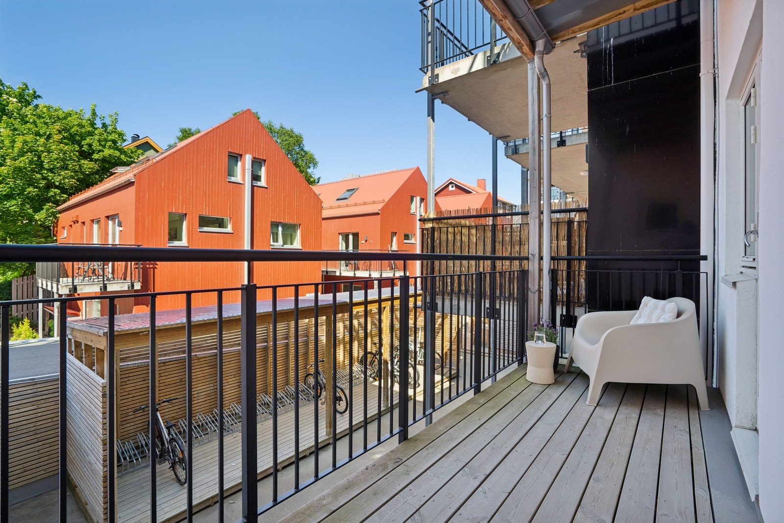 Fra soverommet er det utgang til en balkong med plass til en sittegruppe. Galleribilde
