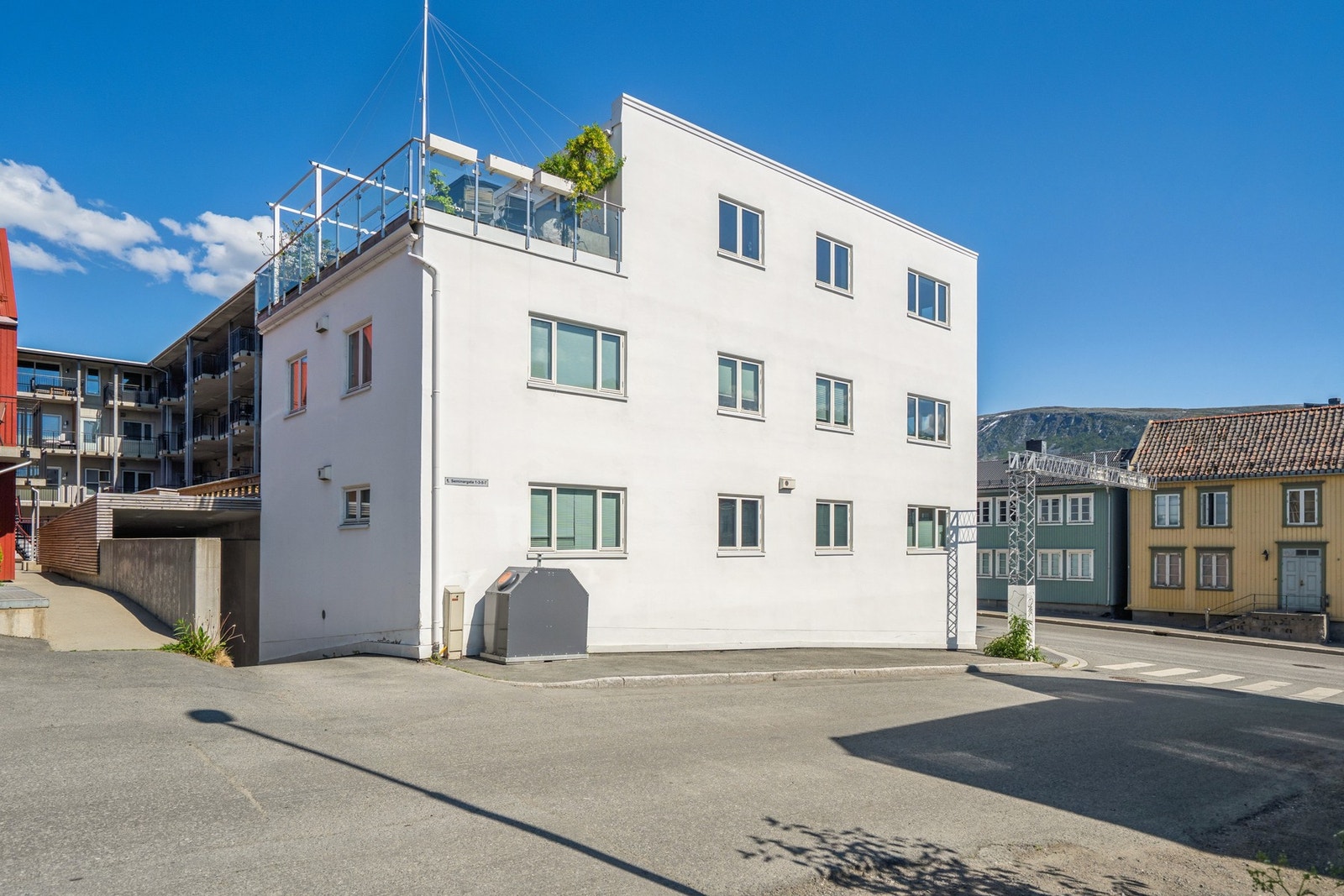 Leiligheten ligger i et moderne leilighetsbygg med slett, pusset fasade. Galleribilde