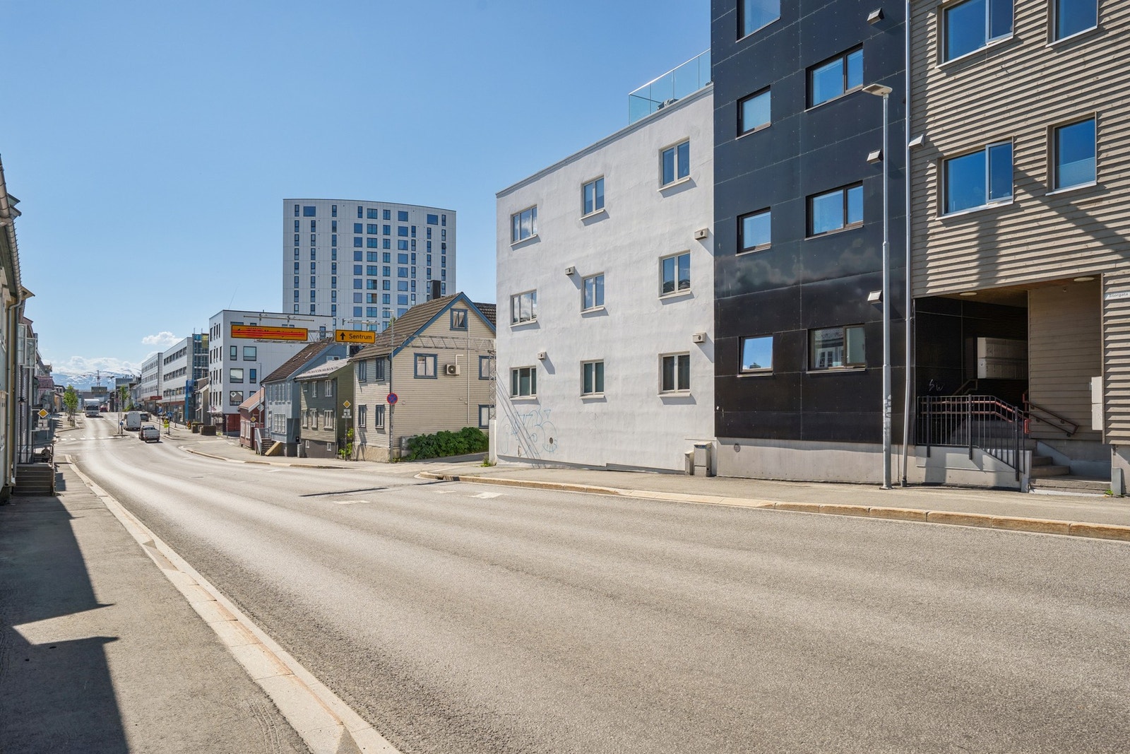Eiendommen ligger i et område med en blanding av ny og eldre bebyggelse. Galleribilde