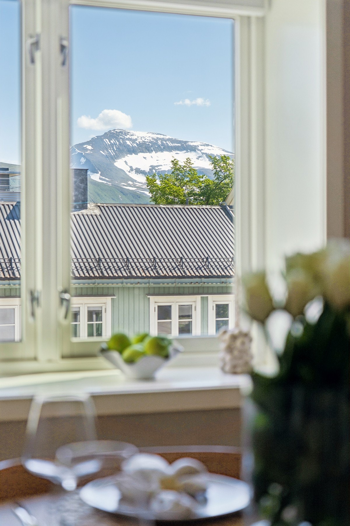 Fra leiligheten er det utsikt mot fjellene i området. Galleribilde