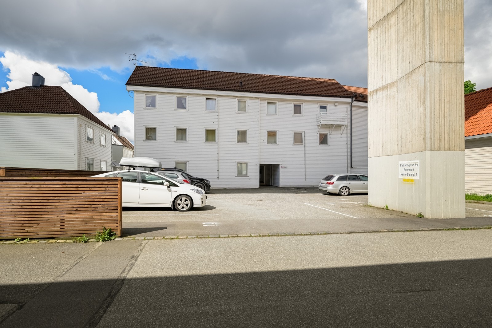 En særlig fordel er at boligen disponerer egen parkeringsplass, noe som er et attraktivt gode i et sentrumsnært område hvor parkering ellers kan være begrenset. Galleribilde