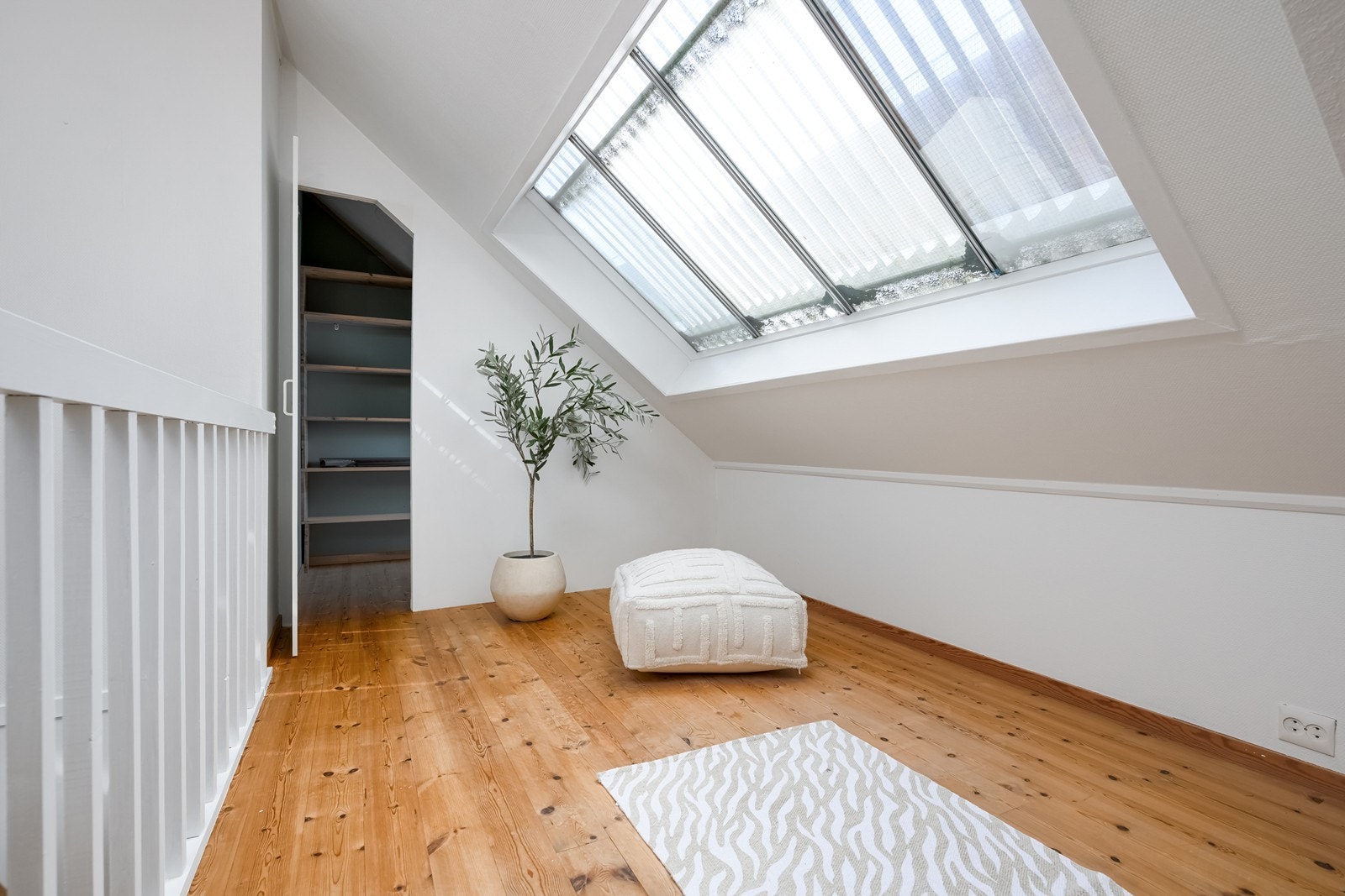 I øvre etasje finner du en romslig innredet hems med oppholdsareal, disponibelt rom og garderobe. Galleribilde