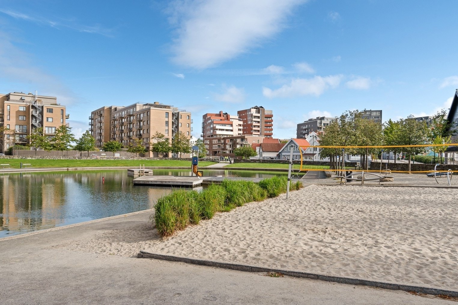 Like utenfor døren finner du Badedammen med flotte bade-, sol- og grillmuligheter, samt populære møteplasser som badstue, volleyballbane og utendørs treningspark. Galleribilde